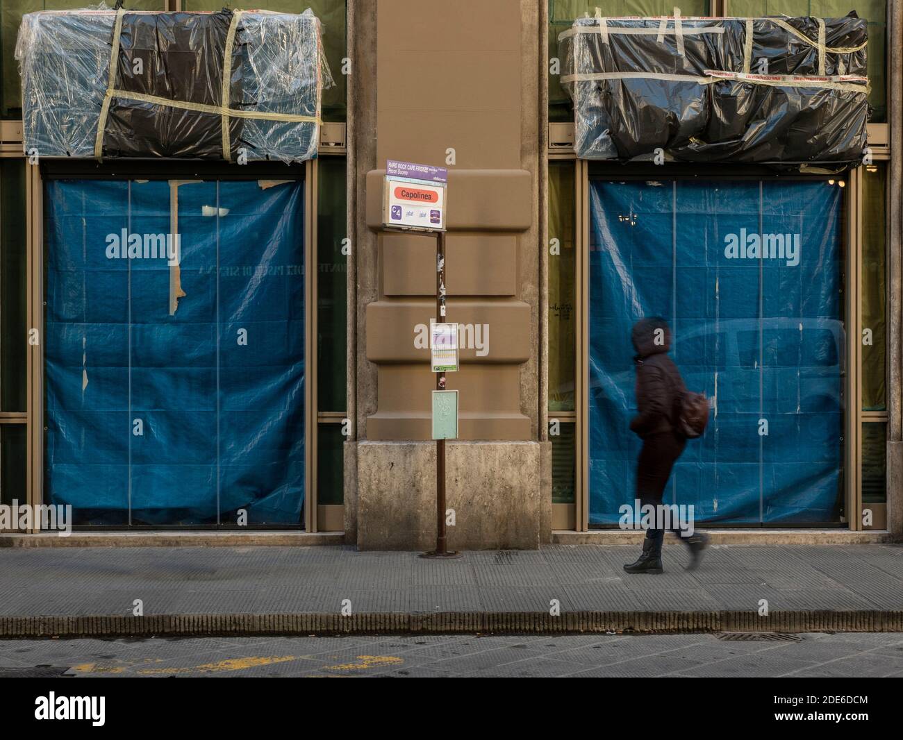 Florenz, Italien - 2020. November 19: Geschäfte geschlossen und verlassene Straßen während Covid-19 Pandemiesperre. Stockfoto