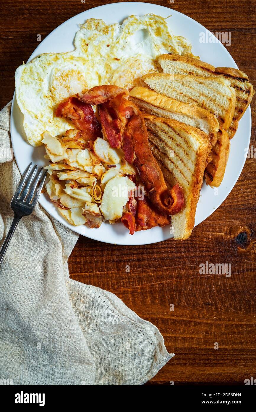Speck, Eier, Kartoffeln und Toast Stockfoto