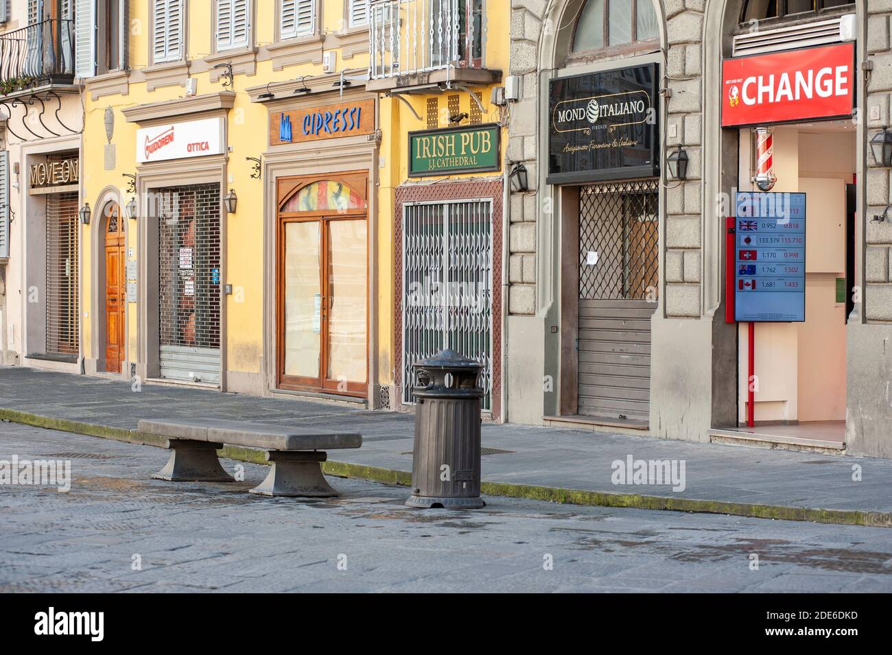 Florenz, Italien - 2020. November 19: Geschäfte geschlossen und verlassene Straßen auf dem San Giovanni Platz, während Covid-19 Pandemiesperre. Stockfoto