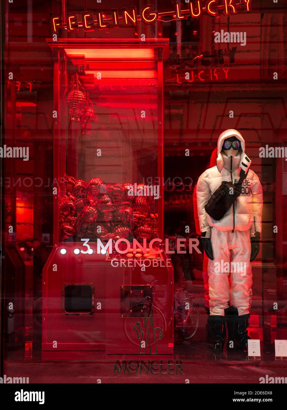 Florenz, Italien - 2020. November 19: Winterware, Skijacke, Tasche und Accessoires in einem Moncler Fashion Boutique Fenster. Stockfoto