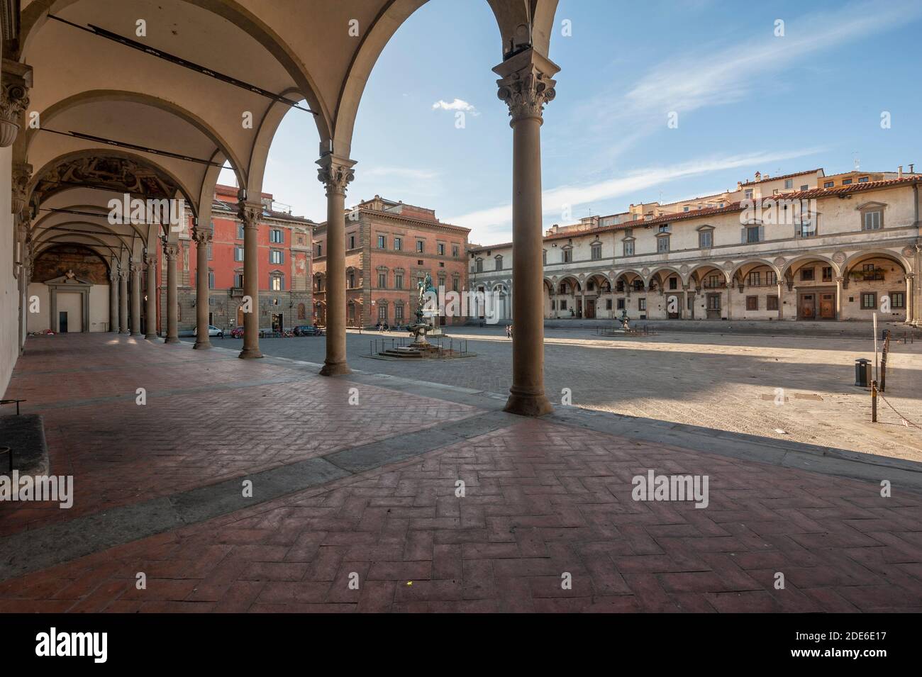 Florenz, Italien - 2020. November 21: Platz Santissima Annunziata während der Aussperrung der Pandemie Covid-19. Halbwüstenartige Stadtlandschaft; sehr wenige Menschen in der Umgebung. Stockfoto