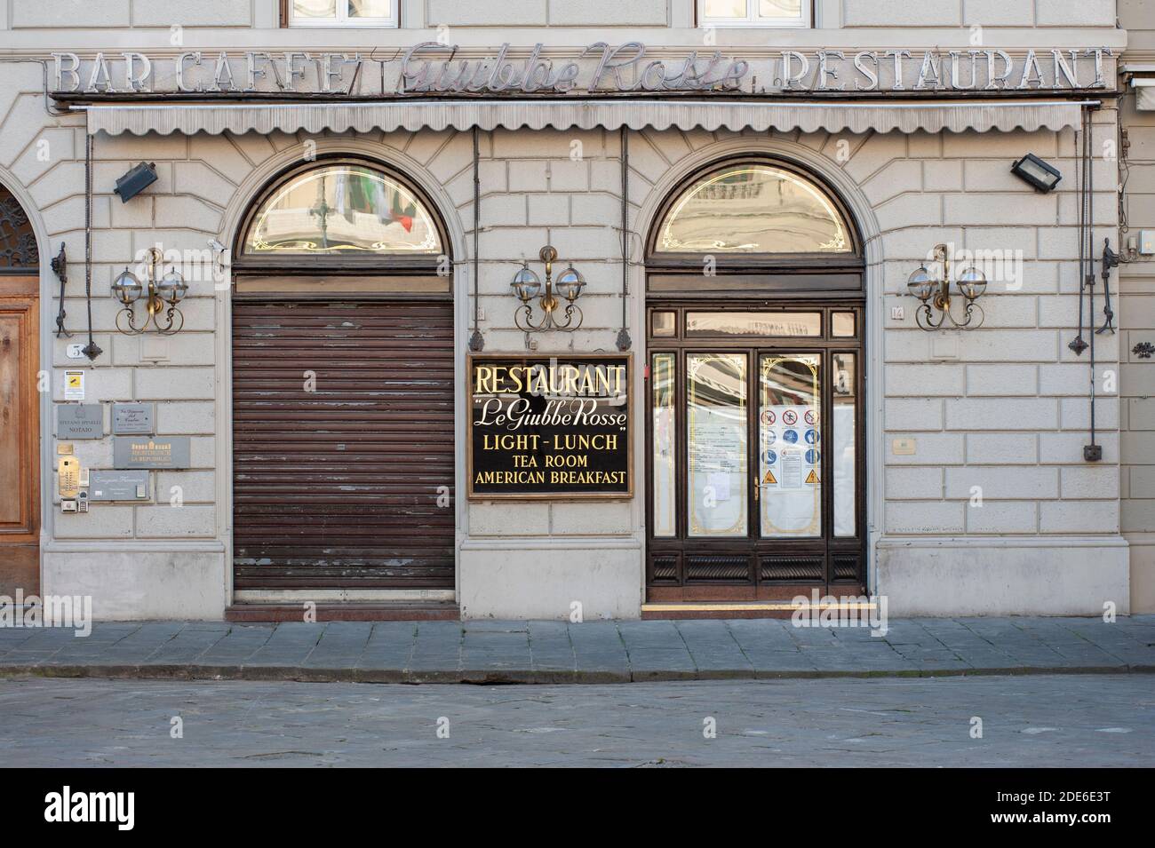 Florenz, Italien - 2020. November 19: Restaurant geschlossen und verlassene Straßen während Covid-19 Pandemiesperre. Stockfoto