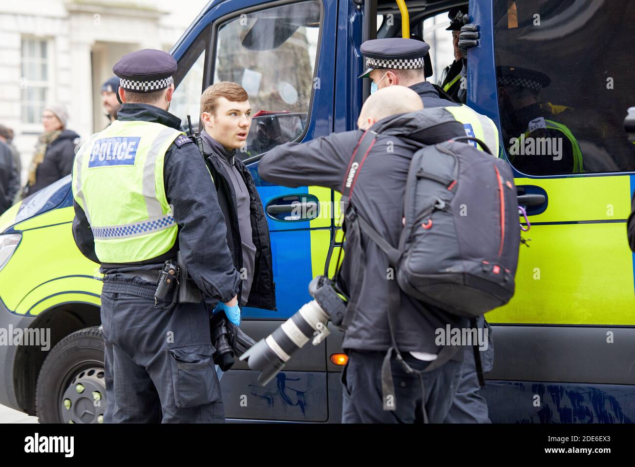 London, Großbritannien. - 28. November 2020: Ein Mann wird bei einem Anti-Lockdown-Protest in der Hauptstadt festgenommen. Stockfoto