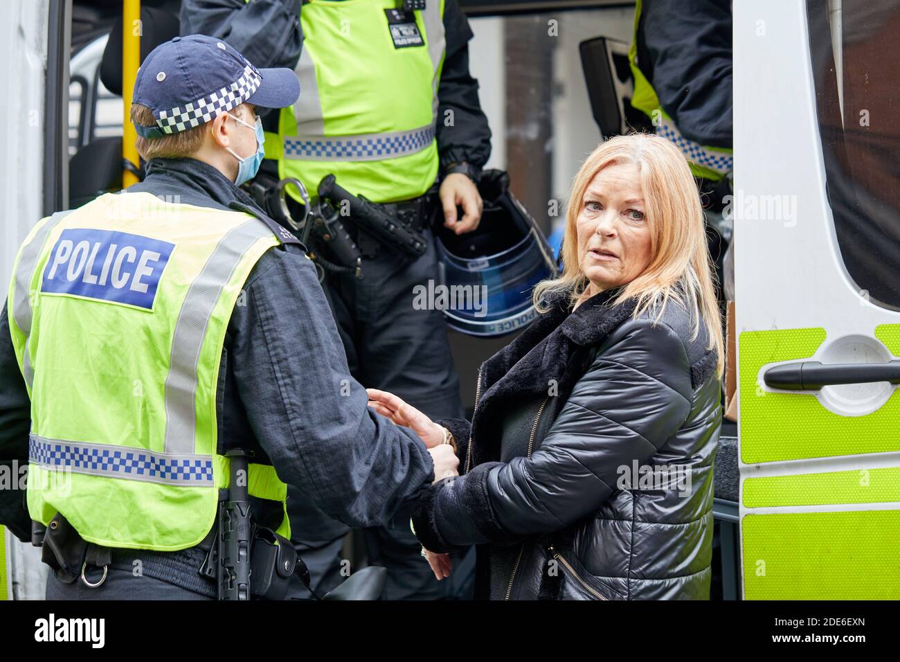 London, Großbritannien. - 28. November 2020: Eine Frau, die bei einem Anti-Lockdown-Protest in der Hauptstadt festgenommen wurde. Stockfoto