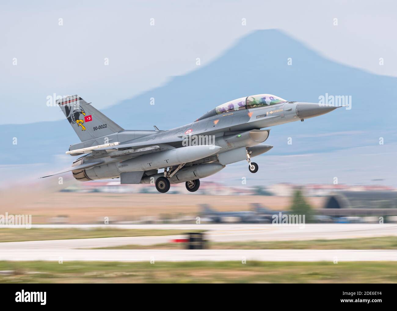 KONYA, TÜRKEI - Juni 08 2016: Mehrere F-16 der türkischen Luftwaffe versammeln sich für eine militärische Übung bekannt als Anatolischer Adler. Piloten führen mehrere Krieg sc Stockfoto