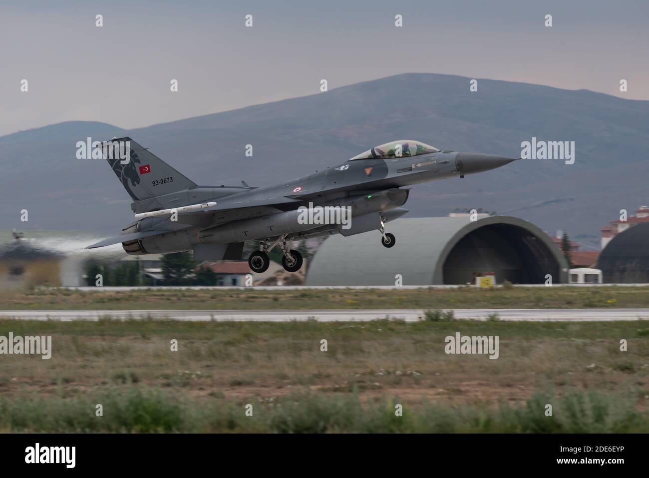 KONYA, TÜRKEI - Juni 08 2016: Mehrere F-16 der türkischen Luftwaffe versammeln sich für eine militärische Übung bekannt als Anatolischer Adler. Piloten führen mehrere Krieg sc Stockfoto