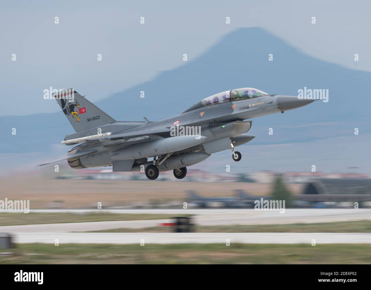 KONYA, TÜRKEI - Juni 08 2016: Mehrere F-16 der türkischen Luftwaffe versammeln sich für eine militärische Übung bekannt als Anatolischer Adler. Piloten führen mehrere Krieg sc Stockfoto