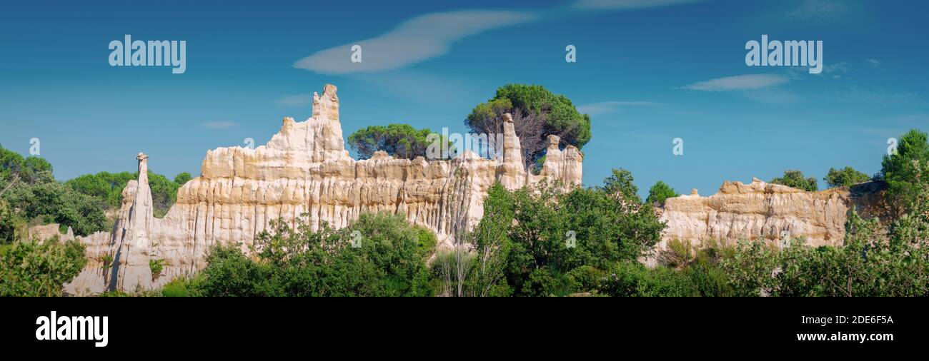Les Orgues d'Ille-sur-Têt, Ille-sur-Têt, Pyrénées-Orientales. Elles résultent de l'érosion de roches sédimentaires vieilles de quatre Millions d'année Stockfoto
