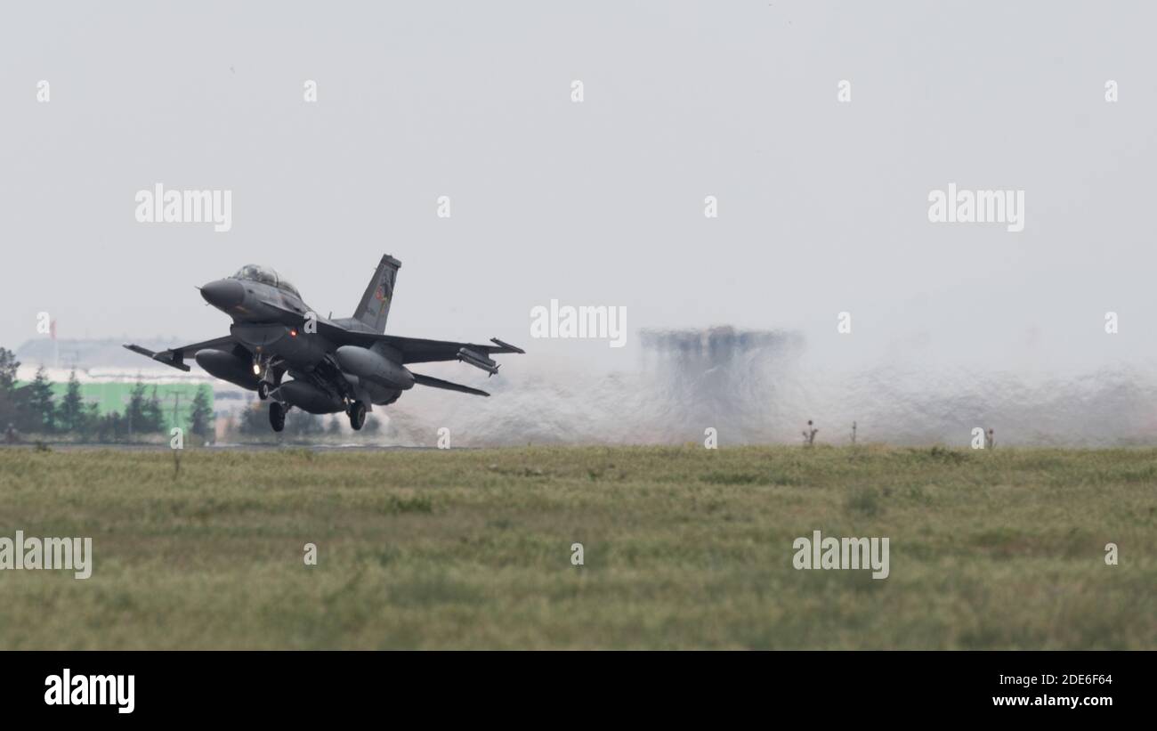 KONYA, TÜRKEI - Juni 08 2016: Mehrere F-16 der türkischen Luftwaffe versammeln sich für eine militärische Übung bekannt als Anatolischer Adler. Piloten führen mehrere Krieg sc Stockfoto