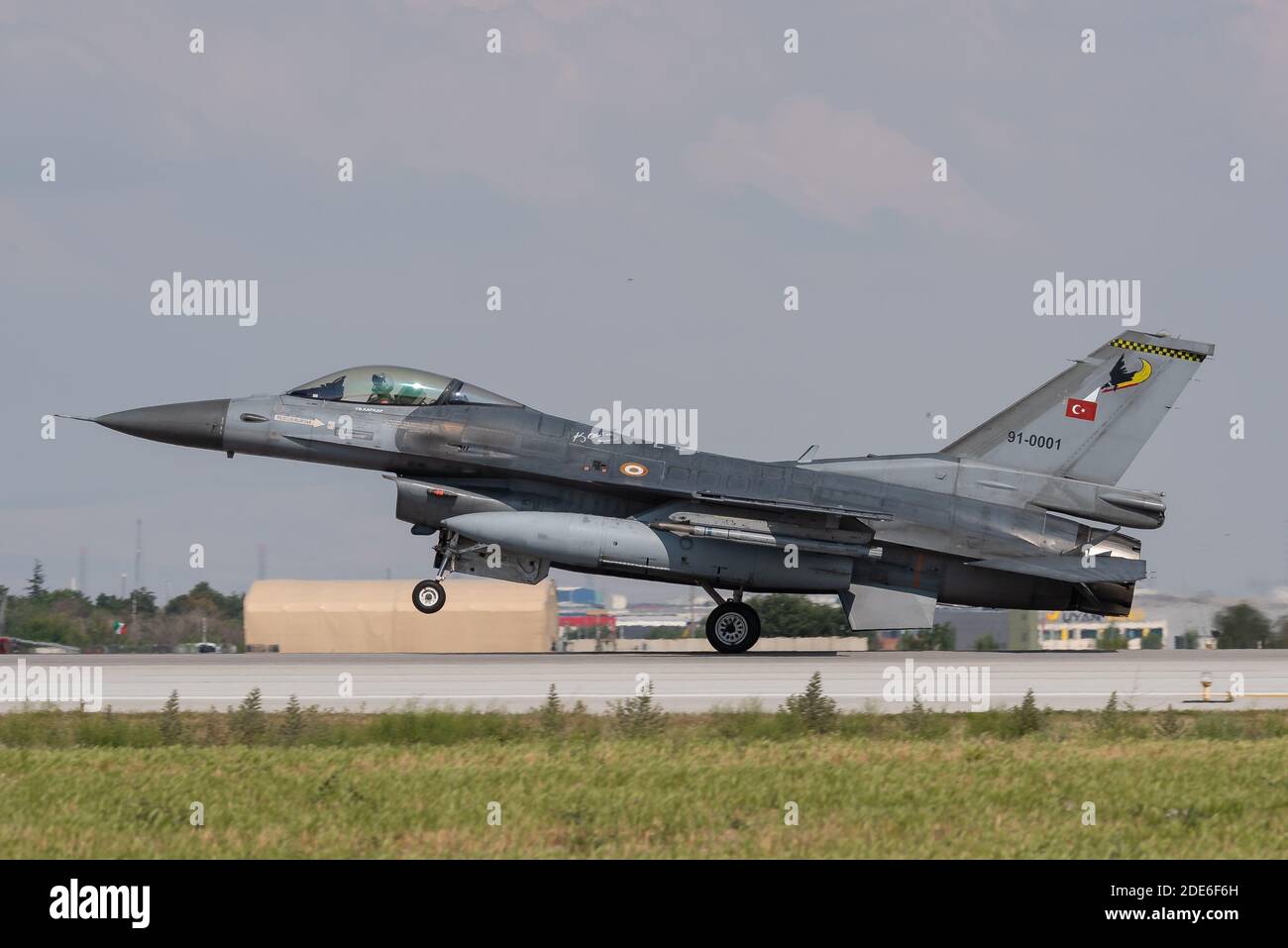 KONYA, TÜRKEI - Juni 08 2016: Mehrere F-16 der türkischen Luftwaffe versammeln sich für eine militärische Übung bekannt als Anatolischer Adler. Piloten führen mehrere Krieg sc Stockfoto