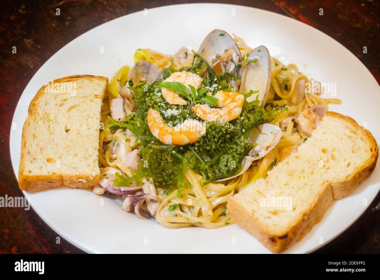 Lokale Nudeln mit Meeresfrüchten in einem Restaurant in Bohol, Philippinen Stockfoto