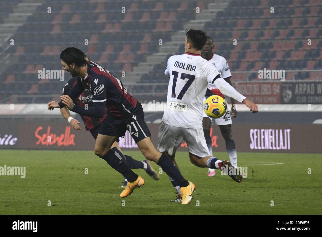 Roberto Soriano Bologna Lorenzo De Silvestri Bologna Salvatore Molina Crotone Simy Simeon Tochukwu Nwankwo Crotone Wahrend Des Italienischen Serie A Spiels Zwischen Bologna 1 0 Crotone Im Renato Dall Ara Stadion Am 29 November 2020 In Bologna