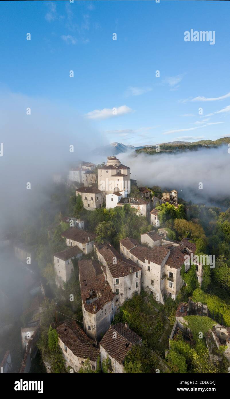 Luftaufnahme des alten Laino Castello, Provinz Cosenza, Kalabrien, Italien Stockfoto