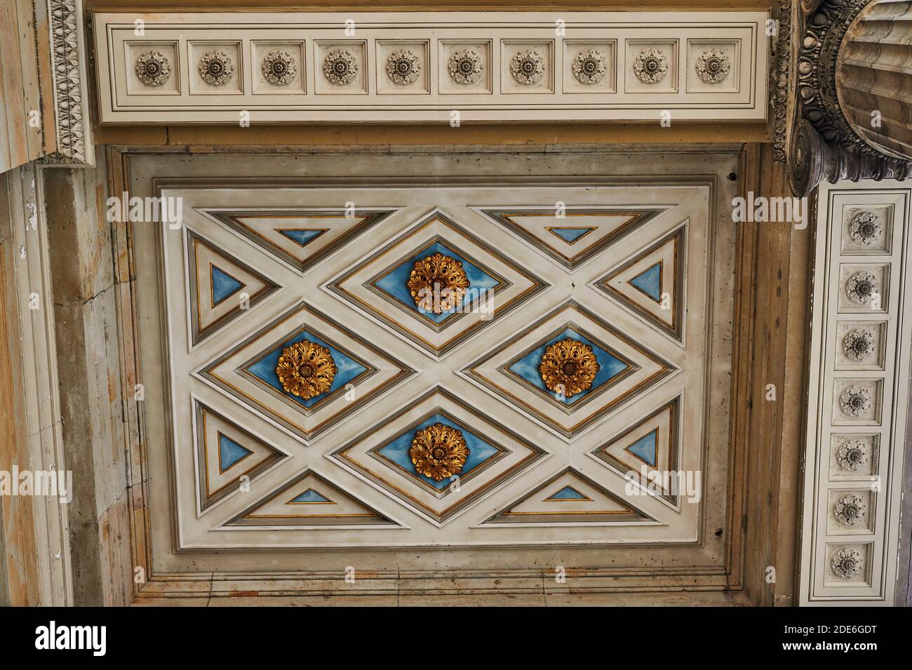 Ornamente auf einem klassischen Gebäude am Gendarmenmarkt in der historischen Altstadt von Berlin, Deutschland. Stockfoto