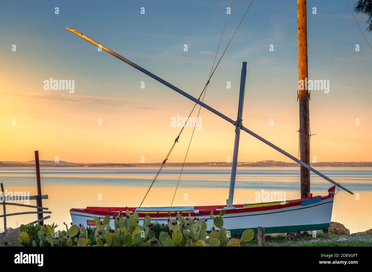 Barke, Etang de Salses-Leucate, Okzitanien. Bateau de pêche traditionnel, à voiles ou rames. Stockfoto