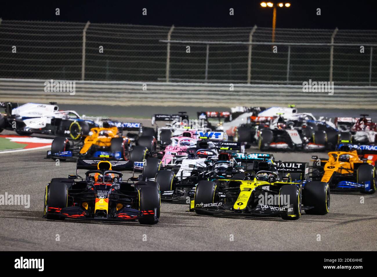 Sakhir, Bahrain. November 2020. Start des Rennens, 33 VERSTAPPEN Max (nld), Aston Martin Red Bull Racing Honda RB16, Aktion während des Formel 1 Gulf Air Bahrain Grand Prix 2020, vom 27. Bis 29. November 2020 auf dem Bahrain International Circuit, in Sakhir, Bahrain - Foto DPPI / LM Kredit: Gruppo Editoriale LiveMedia/Alamy Live News Stockfoto