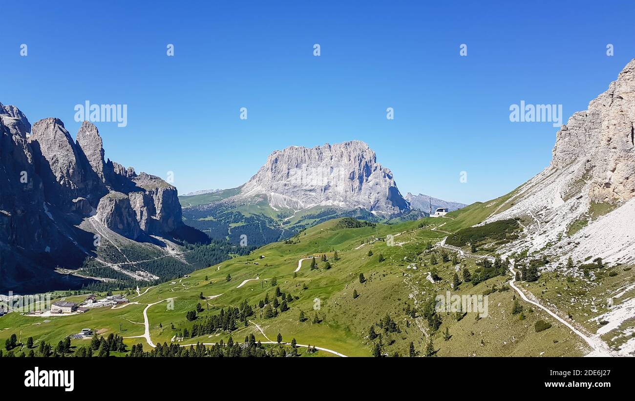 Alpen-Gebirge in tirol mit blauem Himmel und Grün Tal Stockfoto