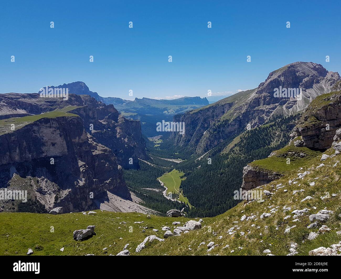 Tiroler Berge mit schöner Aussicht ins grüne Tal. Berge der alpen Stockfoto
