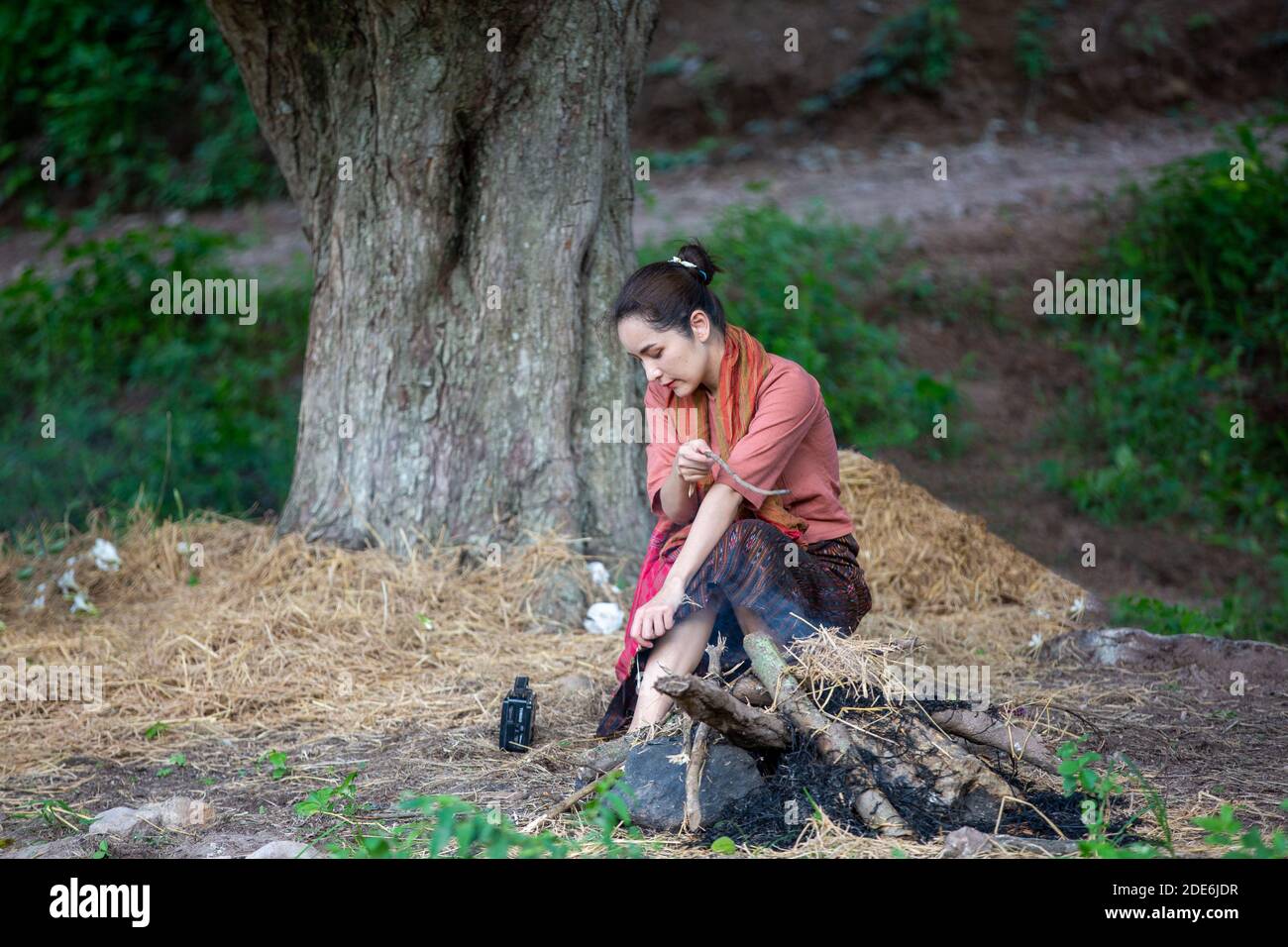 Thailands Bauer in ländlicher Szene mit Büffel Stockfoto