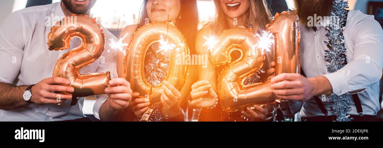 Frauen feiern das neue Jahr 2021 Stockfoto