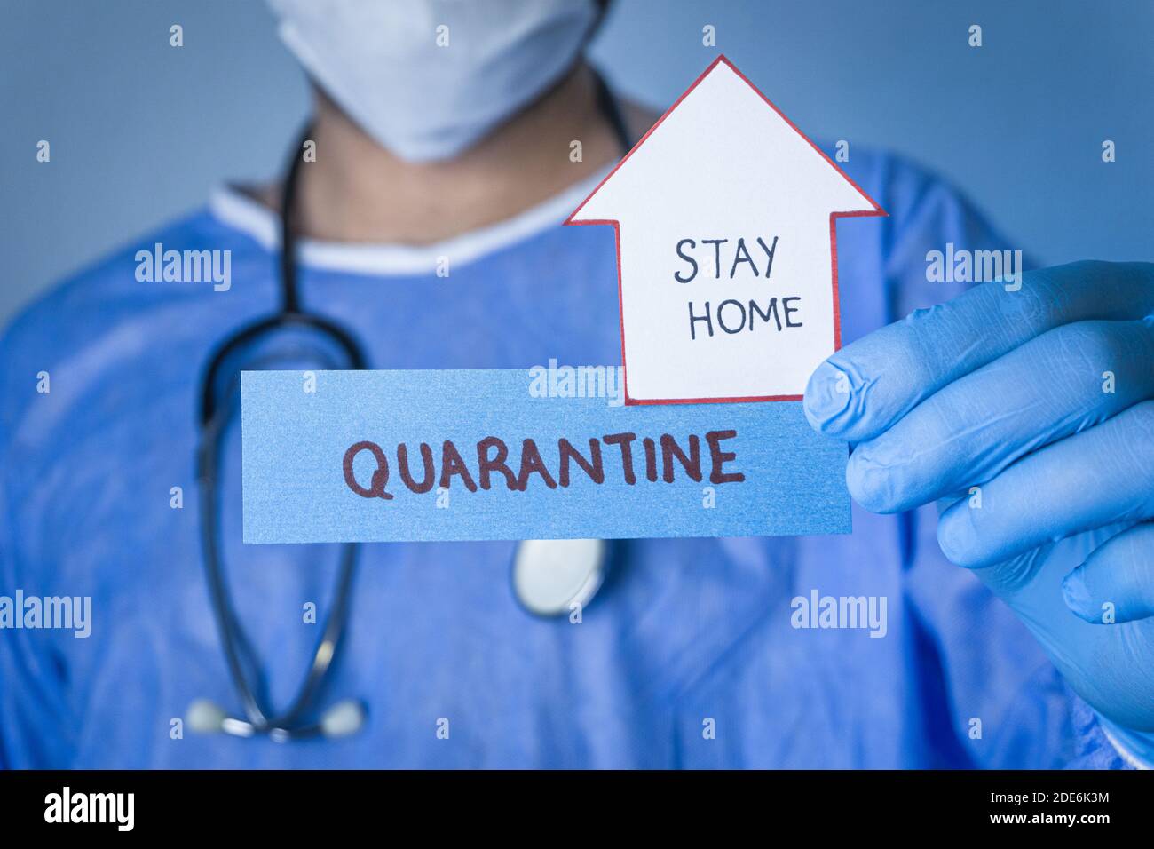 Self-Qurantine und Coronavirus Konzept. Bleiben Sie zu Hause und sicher. Arzt Schutzkleidung tragen. Stockfoto