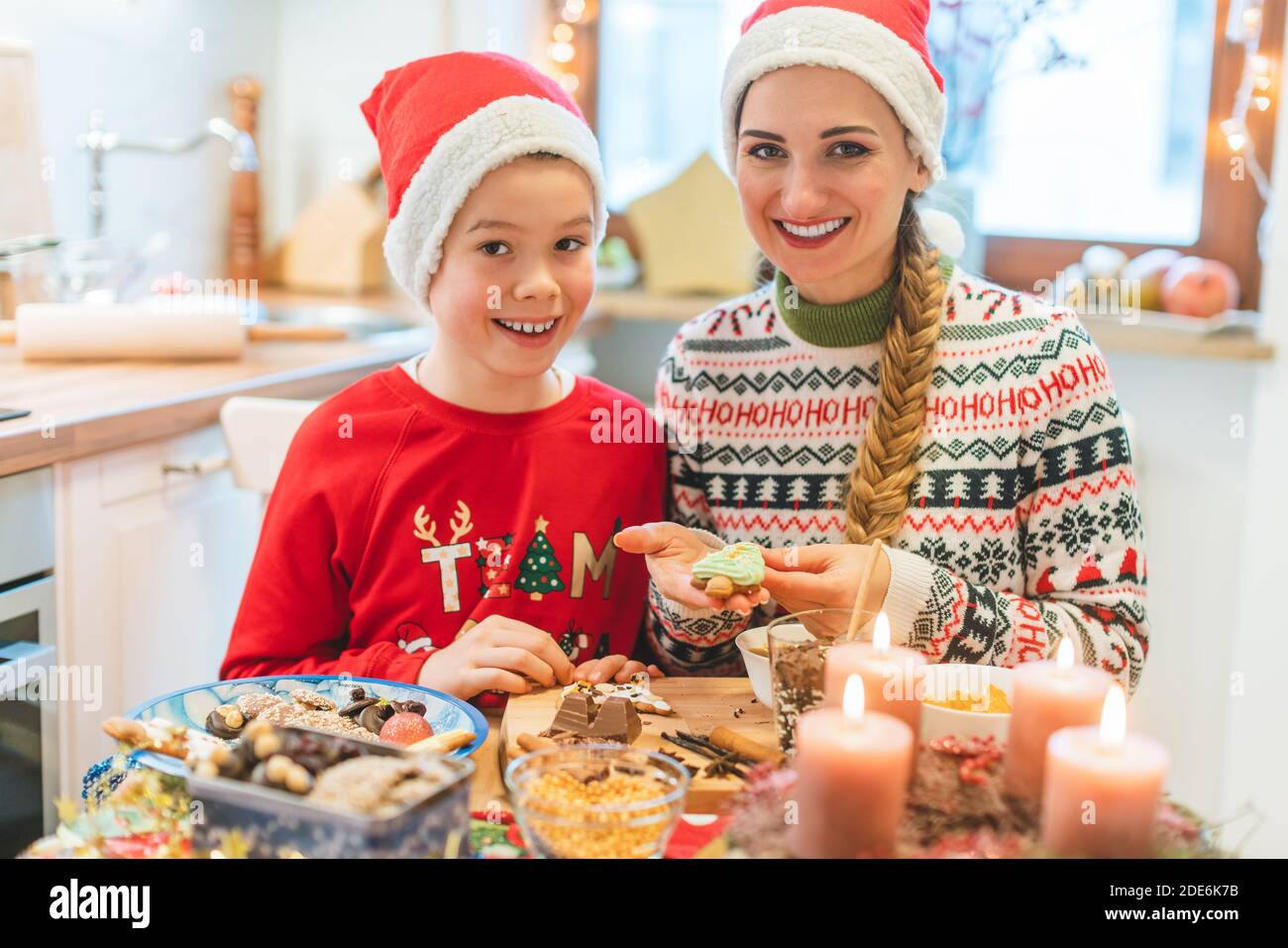 Familie, die Spaß beim Backen von Keksen für Weihnachten hat Stockfoto