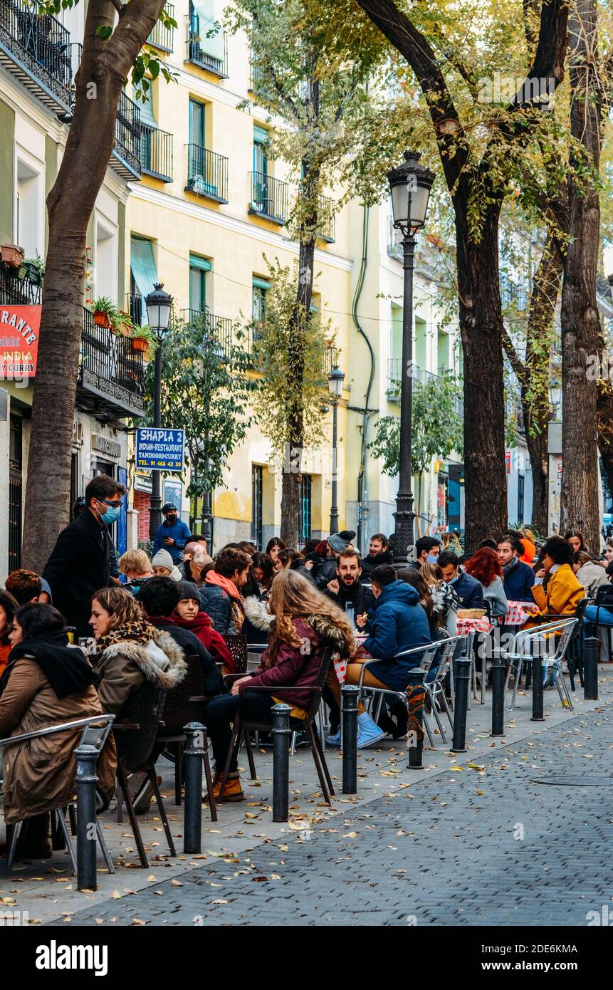 Menschen sitzen auf einer Terrasse in der Nähe von Lavapies In Madrid Stockfoto