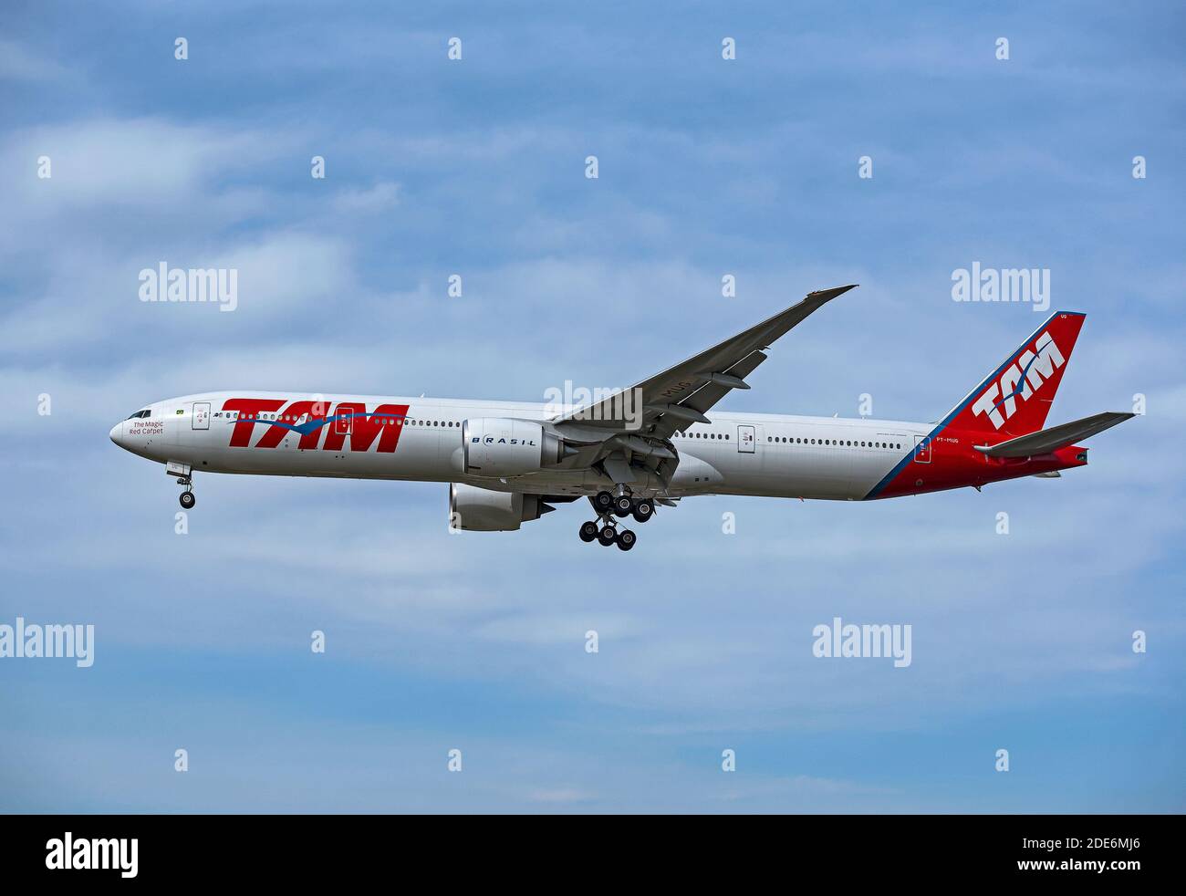 Eine Boeing 777-32W(er) von LATAM Airlines kommt zum Londoner Flughafen Heathrow. Stockfoto