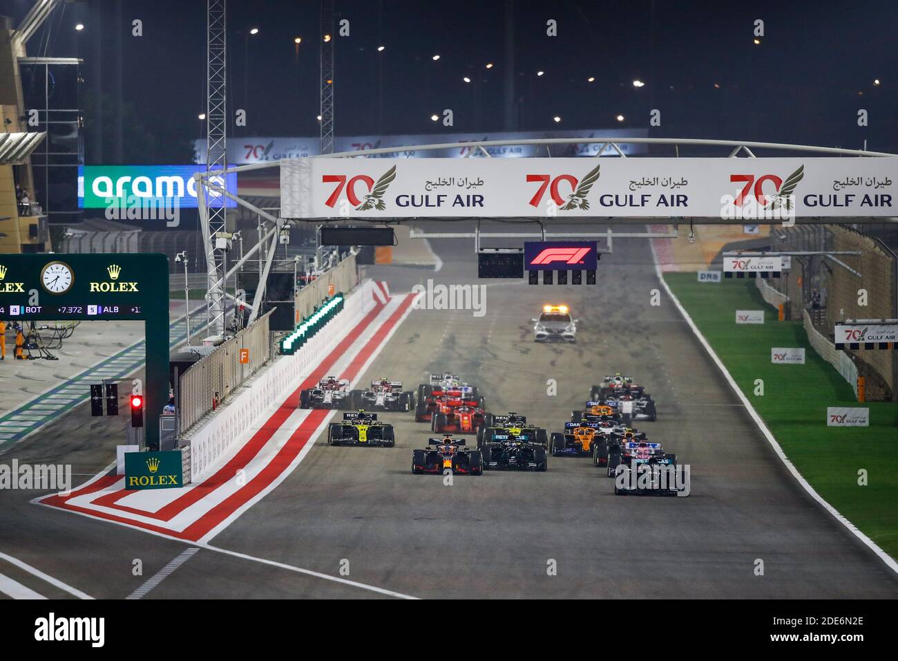 Sakhir, Bahrain. November 2020. Zweiter Start des Rennens, 44 HAMILTON Lewis (gbr), Mercedes AMG F1 GP W11 Hybrid EQ Power+, 33 VERSTAPPEN Max (nld), Aston Martin Red Bull Racing Honda RB16, Aktion während des Formel 1 Gulf Air Bahrain Grand Prix 2020, vom 27. Bis 29. November 2020 auf dem Bahrain International Circuit, In Sakhir, Bahrain - Foto Florent Gooden / DPPI / LM Credit: Gruppo Editoriale LiveMedia/Alamy Live News Stockfoto