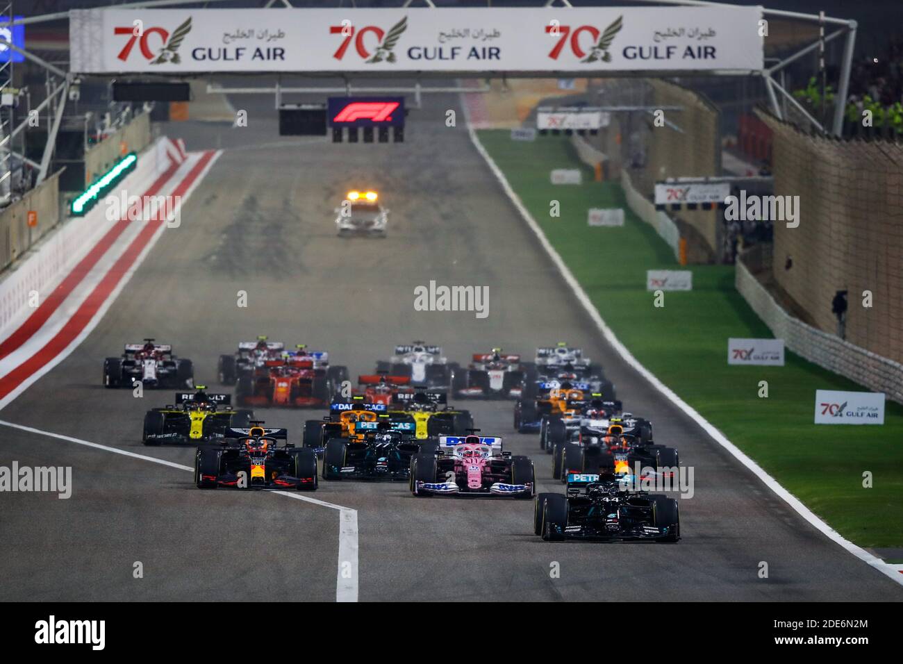 Sakhir, Bahrain. November 2020. Zweiter Start des Rennens, 44 HAMILTON Lewis (gbr), Mercedes AMG F1 GP W11 Hybrid EQ Power+, 33 VERSTAPPEN Max (nld), Aston Martin Red Bull Racing Honda RB16, Aktion während des Formel 1 Gulf Air Bahrain Grand Prix 2020, vom 27. Bis 29. November 2020 auf dem Bahrain International Circuit, In Sakhir, Bahrain - Foto Florent Gooden / DPPI / LM Credit: Gruppo Editoriale LiveMedia/Alamy Live News Stockfoto