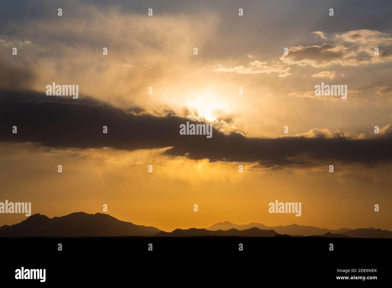 Wunderschöner Sonnenuntergang und Sonnenaufgangshimmel im Iran Stockfoto