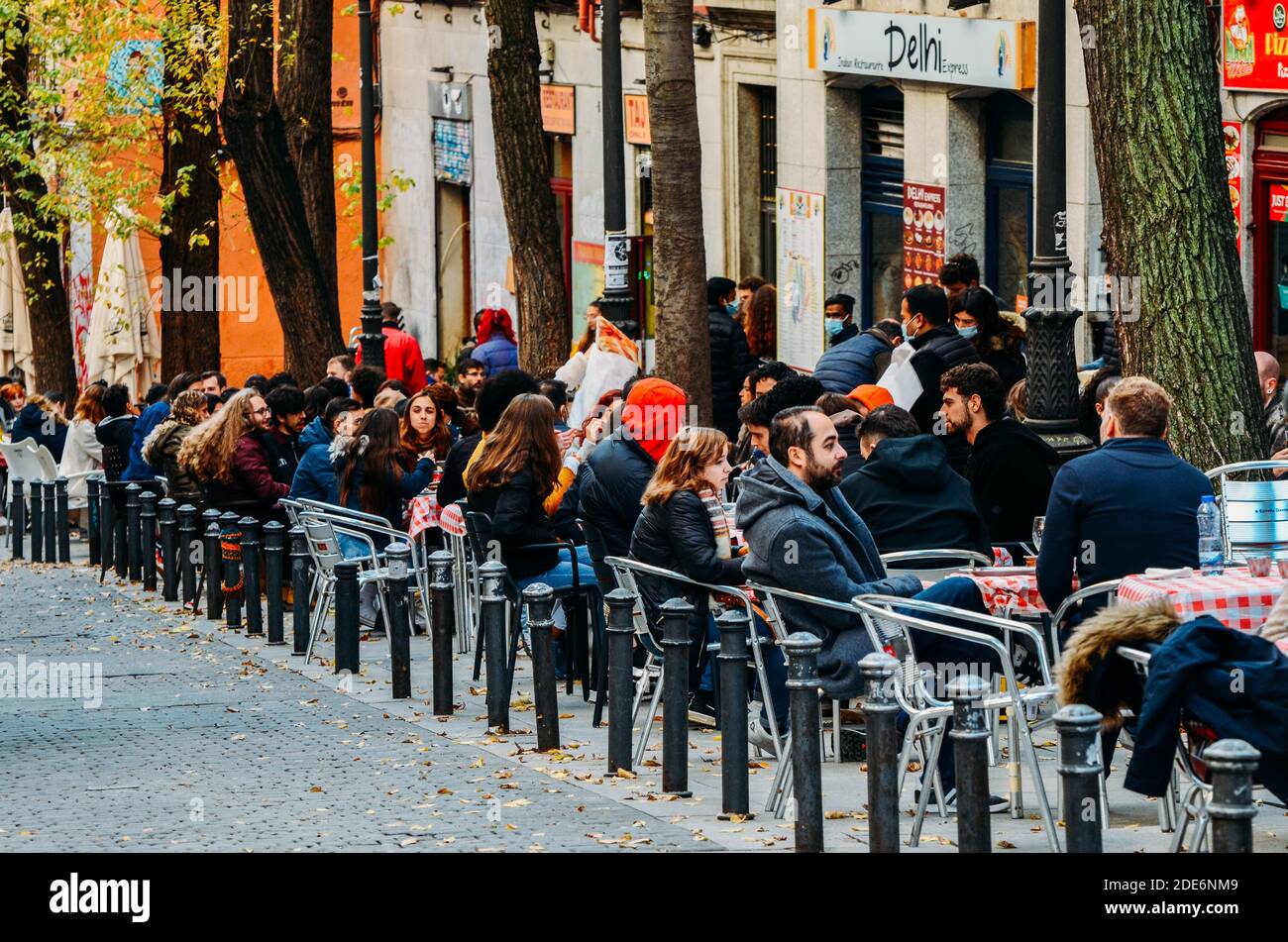 Menschen sitzen auf einer Terrasse in der Nähe von Lavapies In Madrid Stockfoto