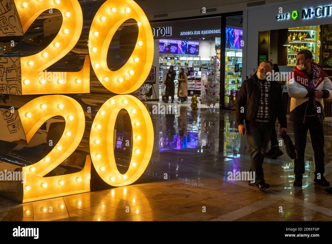 Moskau, Russland. 29. November 2020 im Zentrum des Einkaufszentrums AFIMALL City in Moskau, Russland, wird eine Installation in Form von Zahlen des Jahres '2020' installiert Stockfoto