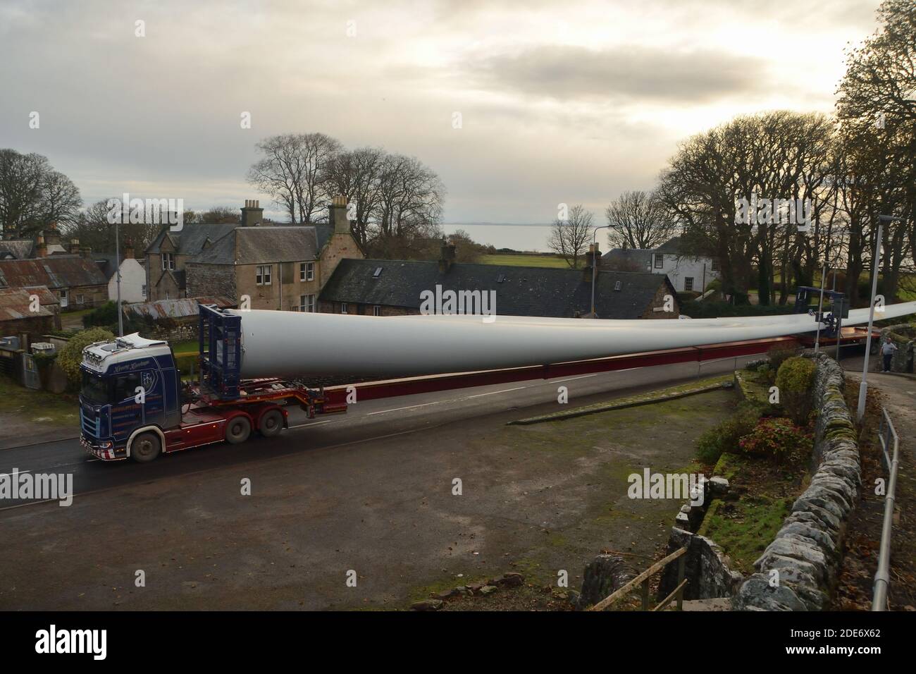 Ein extra langes Fahrzeug, das eine Stahlturbinenschaufel für ein windfarn-Bauprojekt in den schottischen Highlands transportiert. Stockfoto