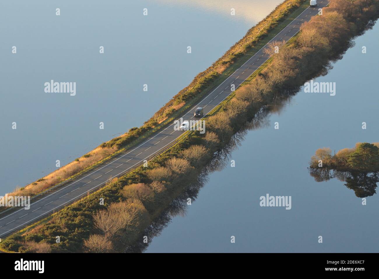 Die A9-Bundesstraße, die den Damm am Mound in den nördlichen schottischen Highlands überquert. Teil der North Coast 500 Touristenroute. Stockfoto