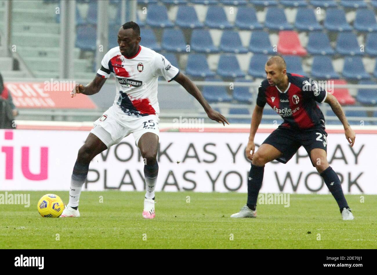 Crotone's Simy (L) und Bologna's Danilo Larangeira in Aktion während der italienischen Serie A Fußballspiel Bologna FC gegen Crotone im Renato Dall'Ara Stadion in Bologna, Italien, 29 November 2020. Foto Michele Nucci / LM Stockfoto