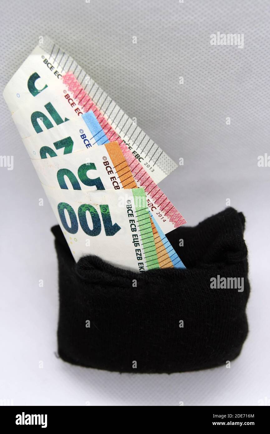 Geld in einer Socke. Euro in einer Socke, zu Hause sparen. Stockfoto