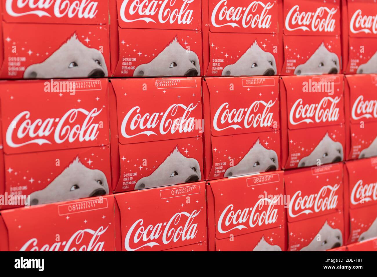 Indianapolis - circa November 2020: Coca Cola und Coca Cola Weihnachts-Eisbär zu sehen. Koksprodukte gehören zu den meistverkauften Limonaden-Pop-Drinks Stockfoto