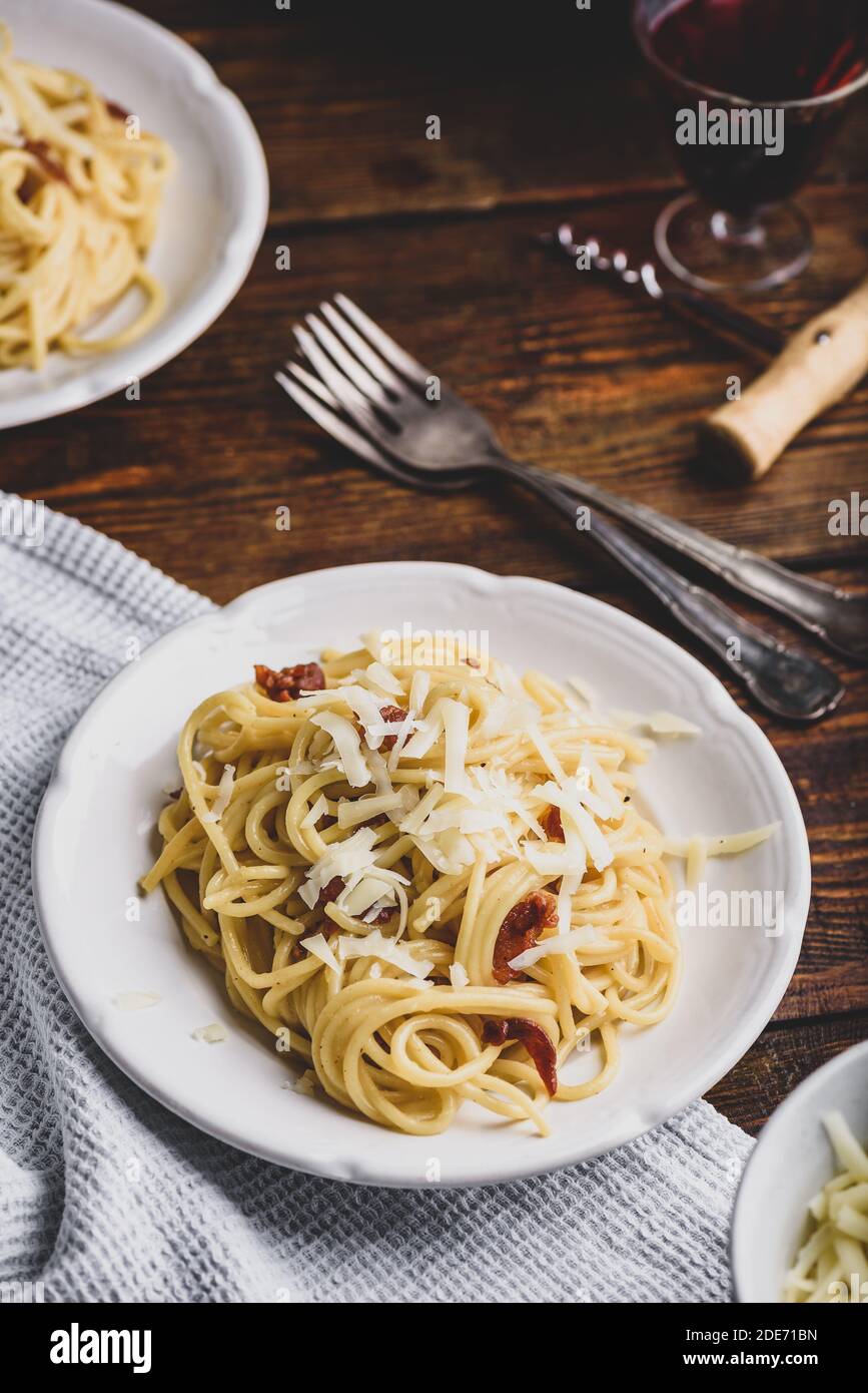 Homamade klassische Spaghetti Carbonara auf weißem Teller Stockfoto