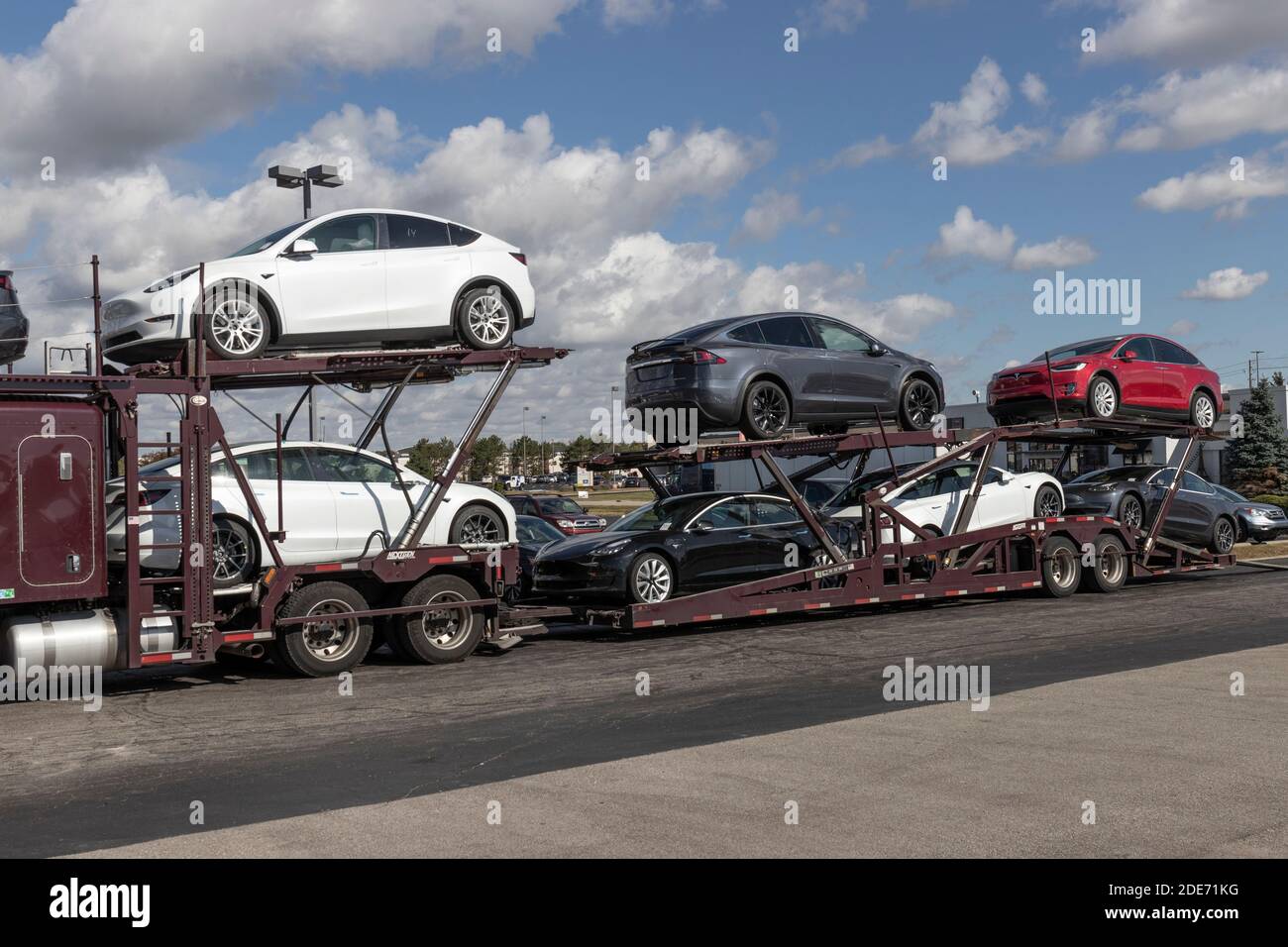 Indianapolis - ca. September 2020: Tesla Elektrofahrzeuge warten auf die Vorbereitung zum Verkauf. Tesla EV Modell 3, S und X sind ein Schlüssel zu einem sauberer und grün Stockfoto