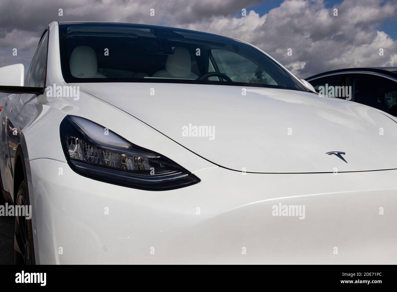 Indianapolis - ca. September 2020: Tesla Elektrofahrzeuge warten auf die Vorbereitung zum Verkauf. Tesla EV Modell 3, S und X sind ein Schlüssel zu einem sauberer und grün Stockfoto