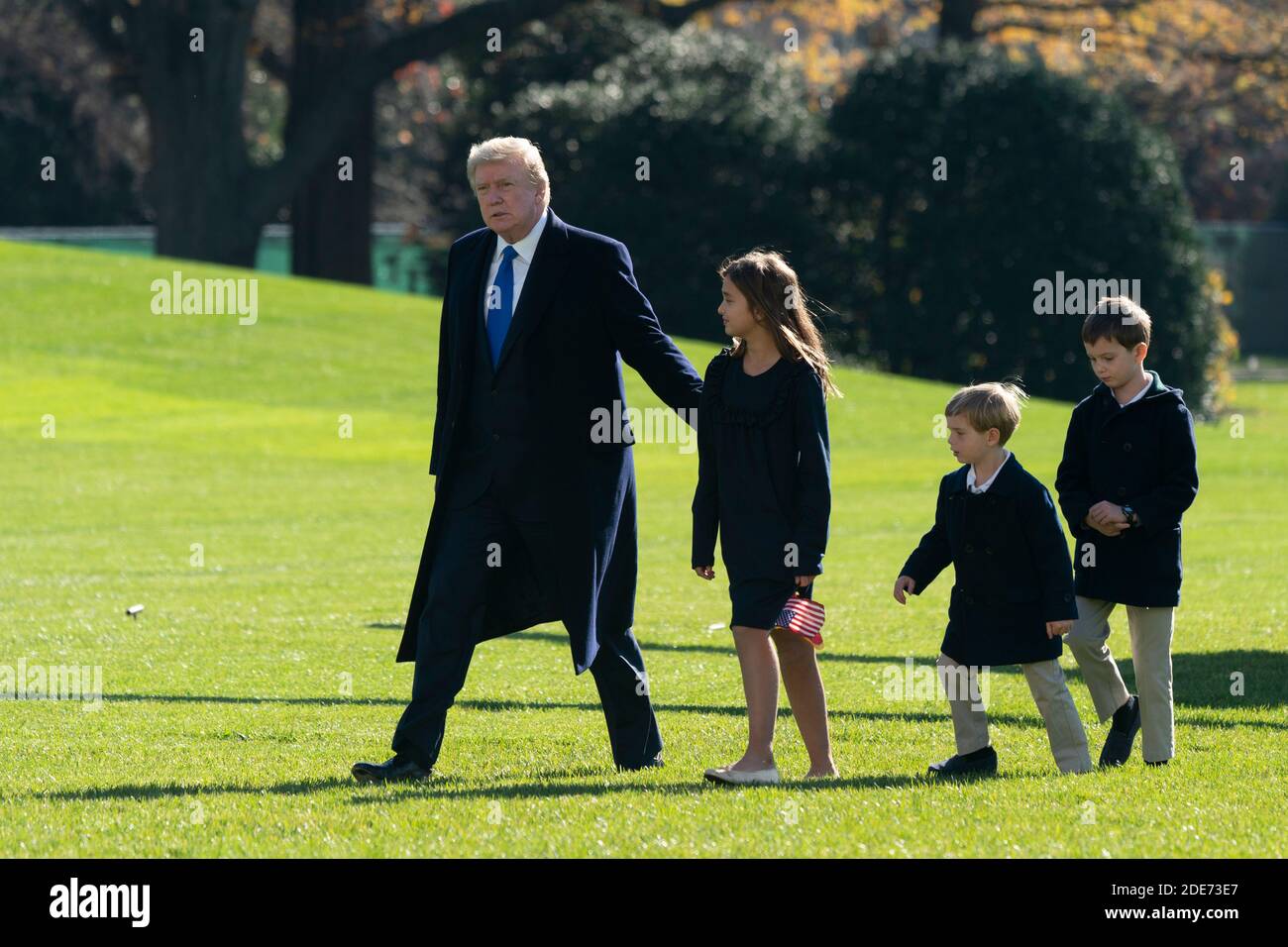 Washington, Vereinigte Staaten Von Amerika. November 2020. US-Präsident Donald J. Trump kehrt mit seinen Enkelkindern Theodore, Joseph und Arabella Kushner nach einem Thanksgiving-Wochenende in Camp David, dem Präsidentenretreat bei Thurmont, Maryland, am Sonntag, den 29. November 20ins Weiße Haus in Washington, DC zurück.Quelle: Chris Kleponis/Pool via CNP dpa/Alamy Live News Stockfoto