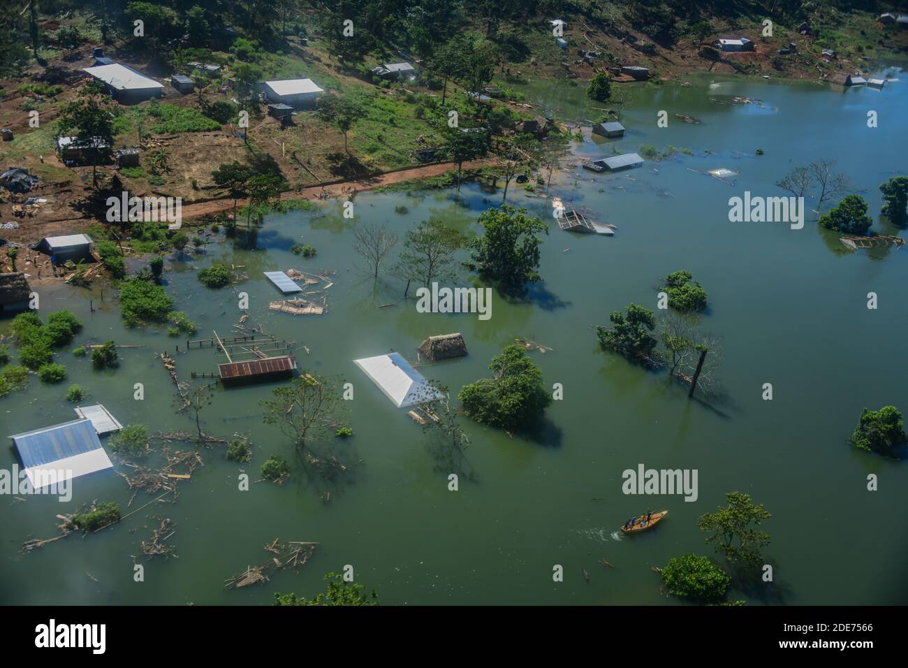 Hochwasser überflutet ein Bergdorf, verursacht durch die Wirbelstürme Eta und Iota 25. November 2020 in Chisec, Guatemala. Die massiven Stürme fegten durch Mittelamerika und zerstörten große Teile der Küste und überschwemmten Straßen. Stockfoto