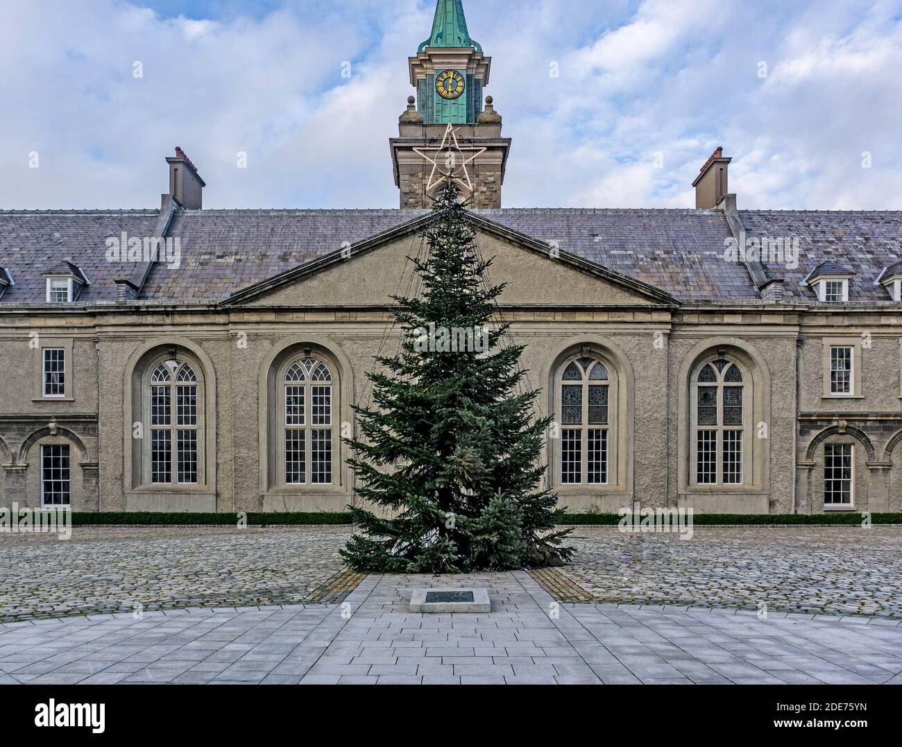 Der Weihnachtsbaum auf dem Gelände des Irish Museum of Modern Art (IMMA) in Kilmainham in Dublin, Irland. Stockfoto