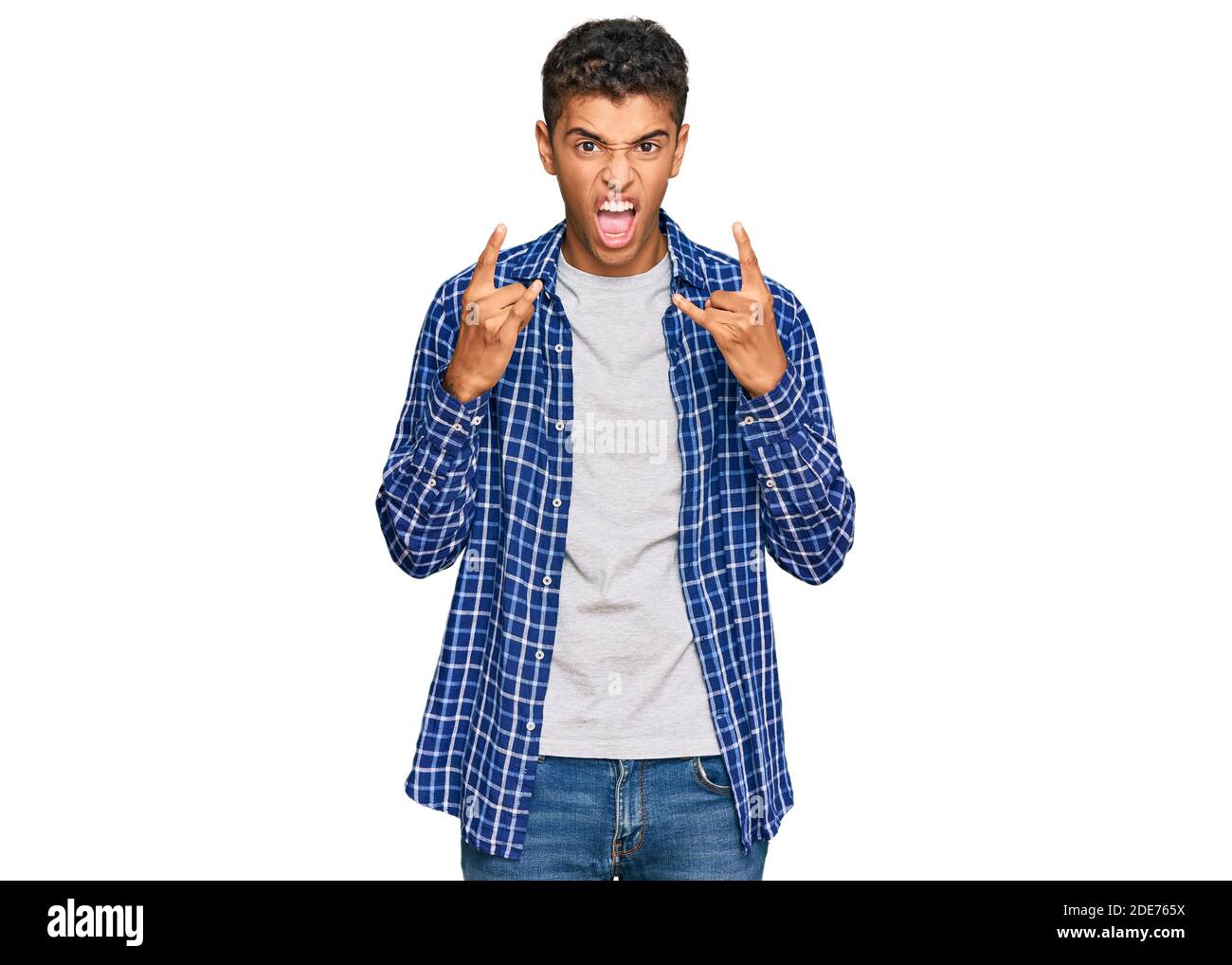 Junge gut aussehende afroamerikanische Mann trägt lässige Kleidung schreien mit verrückten Ausdruck Rock-Symbol mit Händen nach oben. Musik-Star. Heavy Konzept. Stockfoto