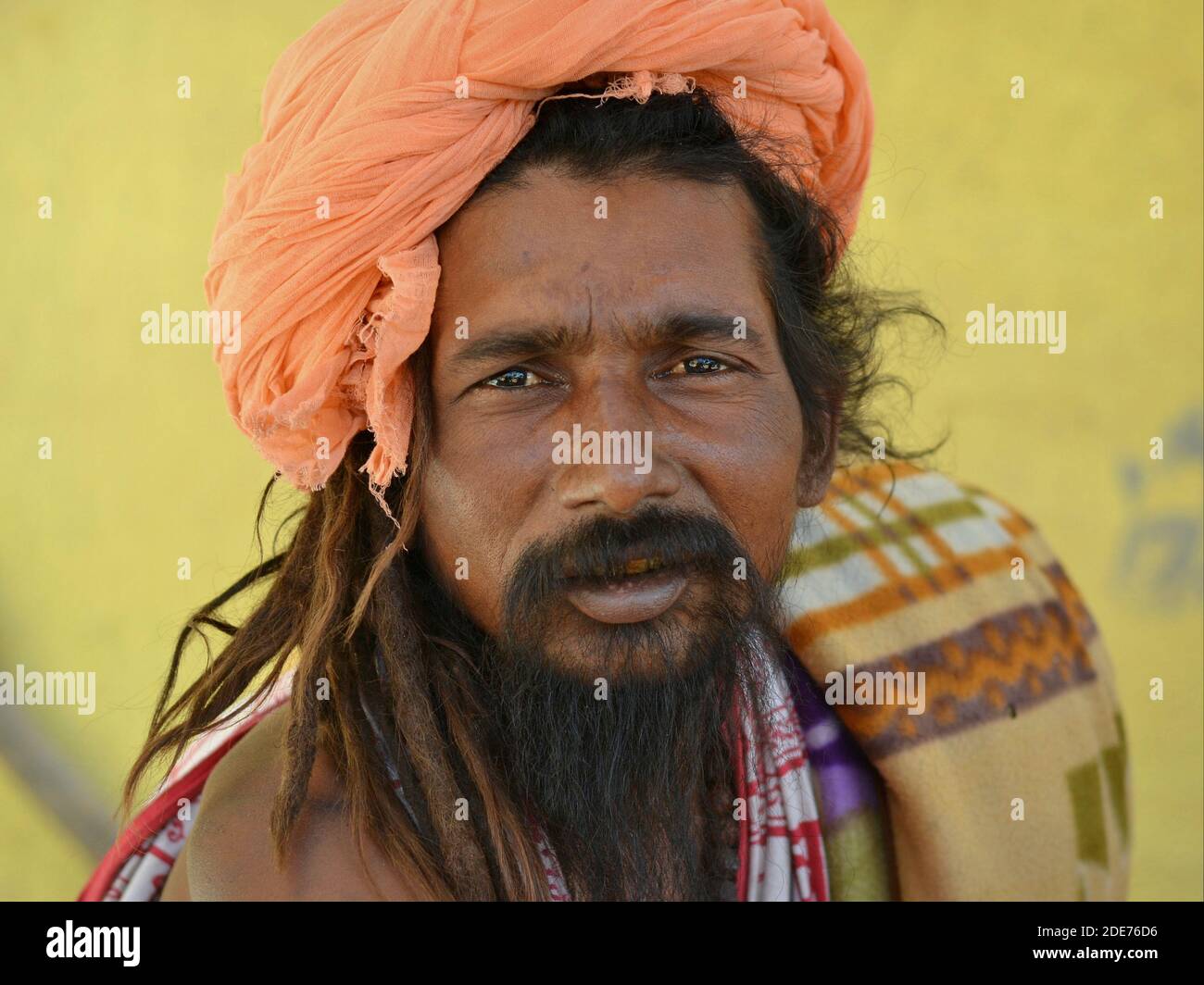 Der indische Hindu-heilige Mann mittleren Alters (Sadhu, baba, Guru) mit schwarzem Bart und langen zerlumpten Haaren posiert während des Shivratri Mela Festivals für die Kamera. Stockfoto