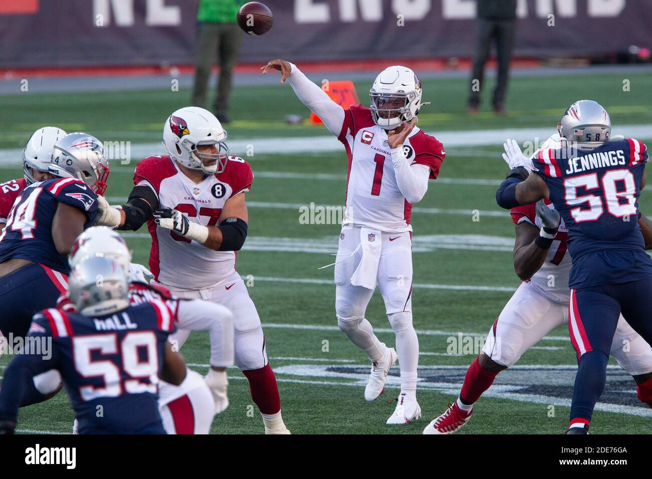 Foxborough, Usa. November 2020. Arizona Cardinals Quarterback Kyler Murray (1) wirft einen Pass im zweiten Quartal gegen die New England Patriots im Gillette Stadium in Foxborough, Massachusetts am Sonntag, 29. November 2020. Foto von Matthew Healey/UPI Kredit: UPI/Alamy Live Nachrichten Stockfoto