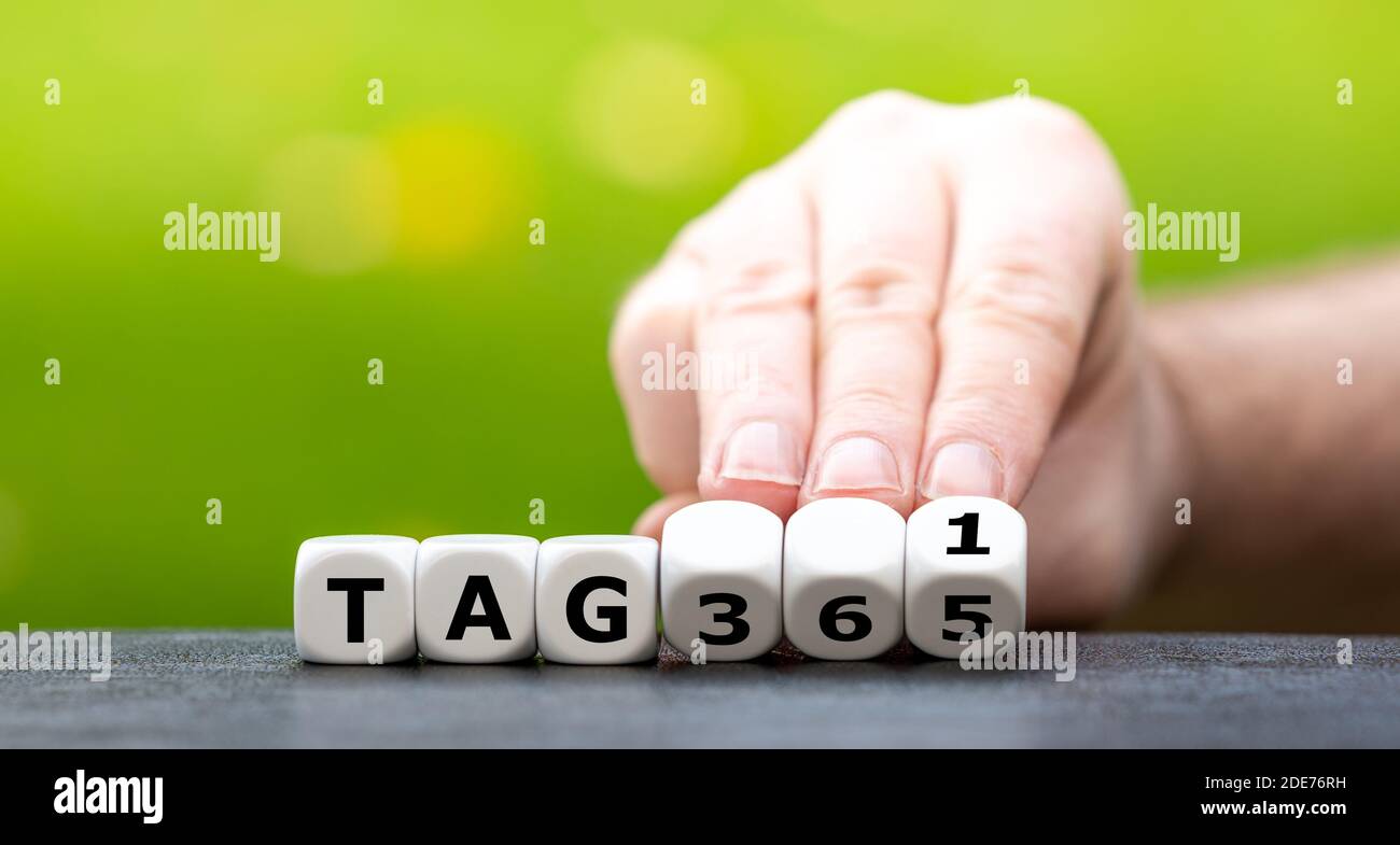 Symbol für ein neues Jahr. Hand dreht Würfel und ändert den deutschen Ausdruck 'Tag 365' (Tag 365) in 'Tag 1' (Tag 1). Stockfoto