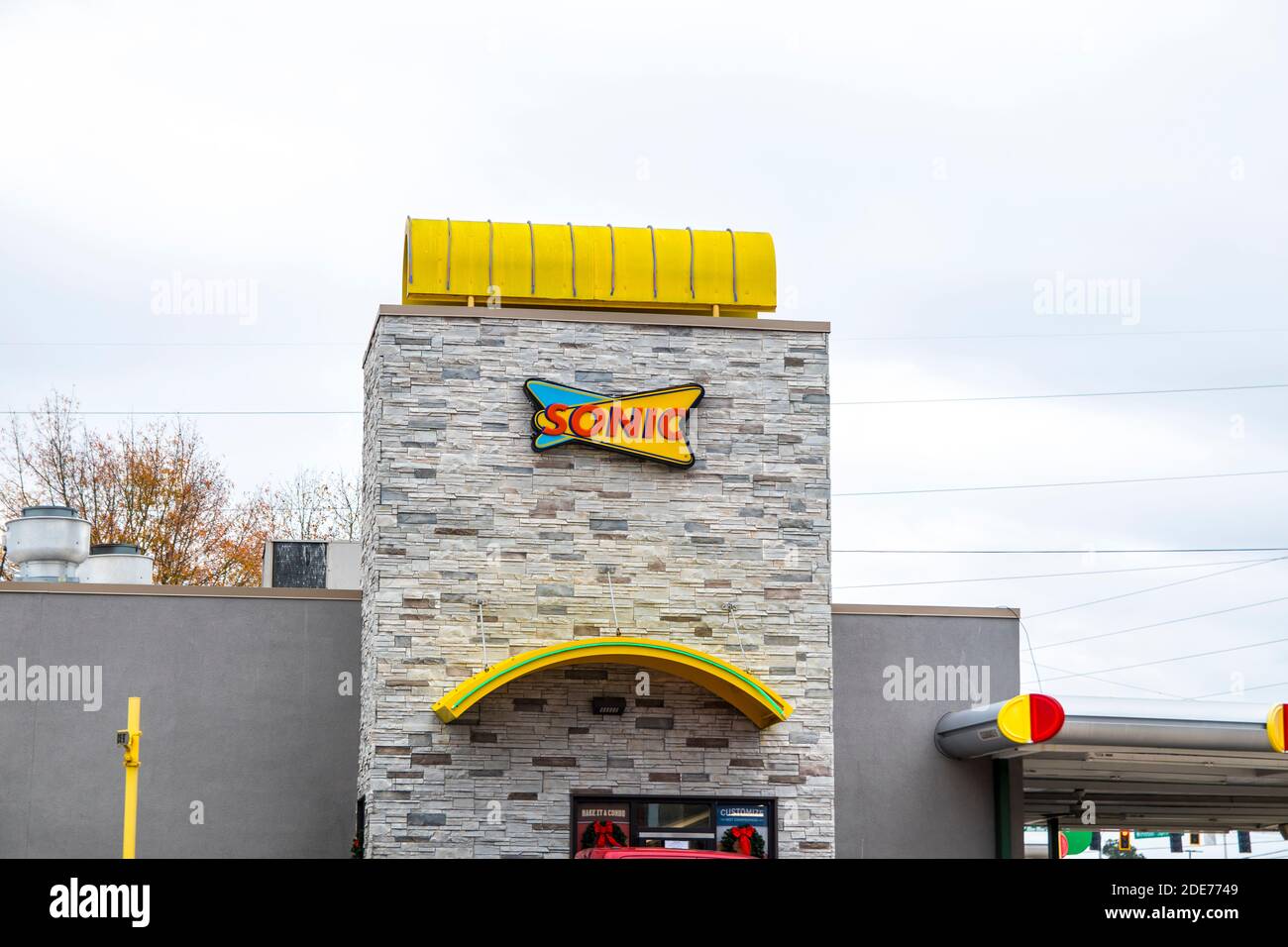 Augusta, GA USA 11 29 20: Sonic Fast-Food-Restaurant Gebäude Schild Stockfoto