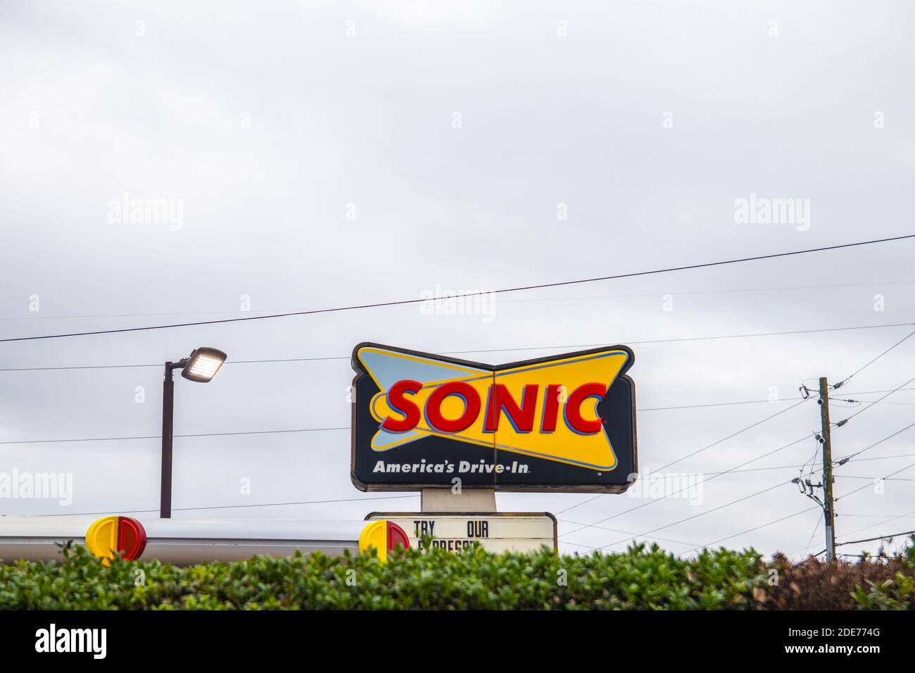 Augusta, GA USA 11 29 20: Sonic Fast-Food-Restaurant Straßenschild Stockfoto